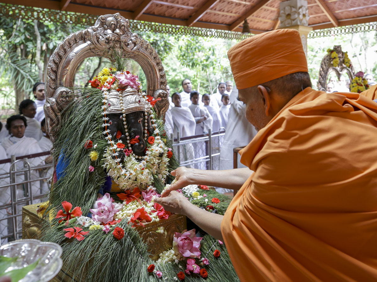 Swamishri offers flowers to Shri Ganeshji