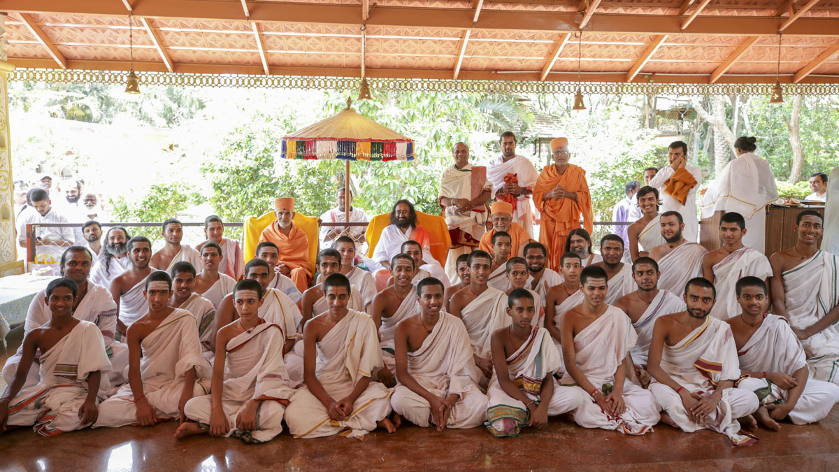 Ashram students with Sri Sri Ravi Shankar and Swamishri