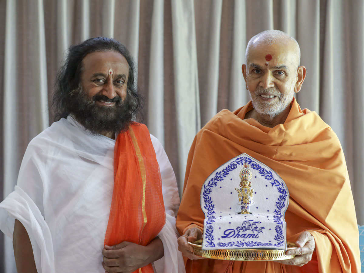 Sri Sri Ravi Shankar and Swamishri with Shri Harikrishna Maharaj