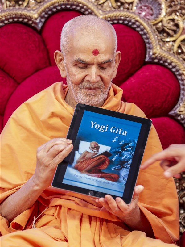Swamishri inaugurates new ebooks for Amazon Kindle