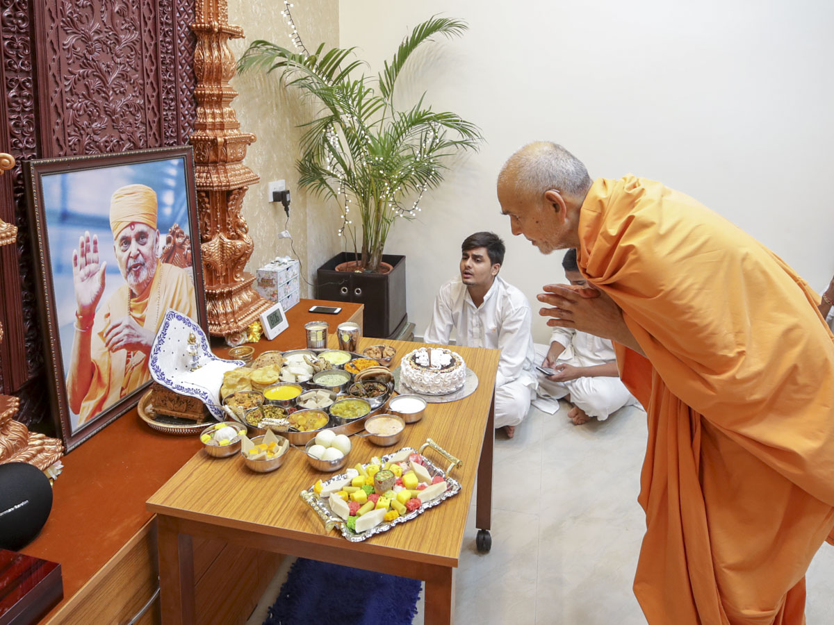 Swamishri engrossed in darshan of thal being offered to Shri Harikrishna Maharaj