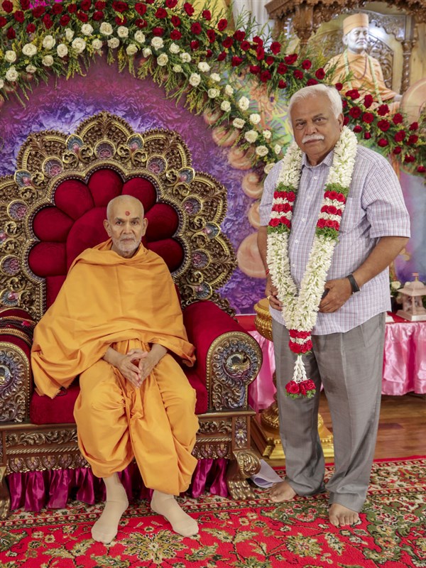 Swamishri blesses Shri R.V. Deshpande