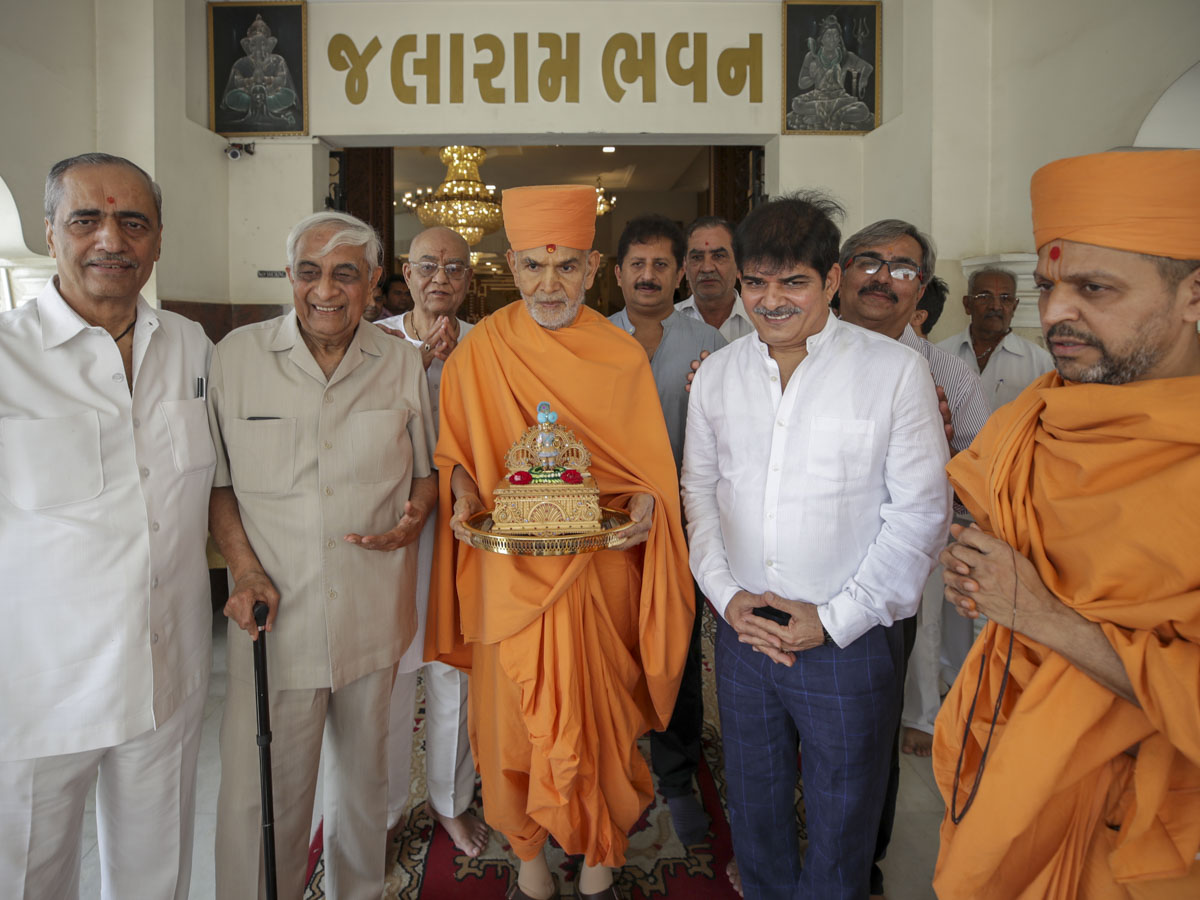 Swamishri with trustees of the Jalaram Mandir
