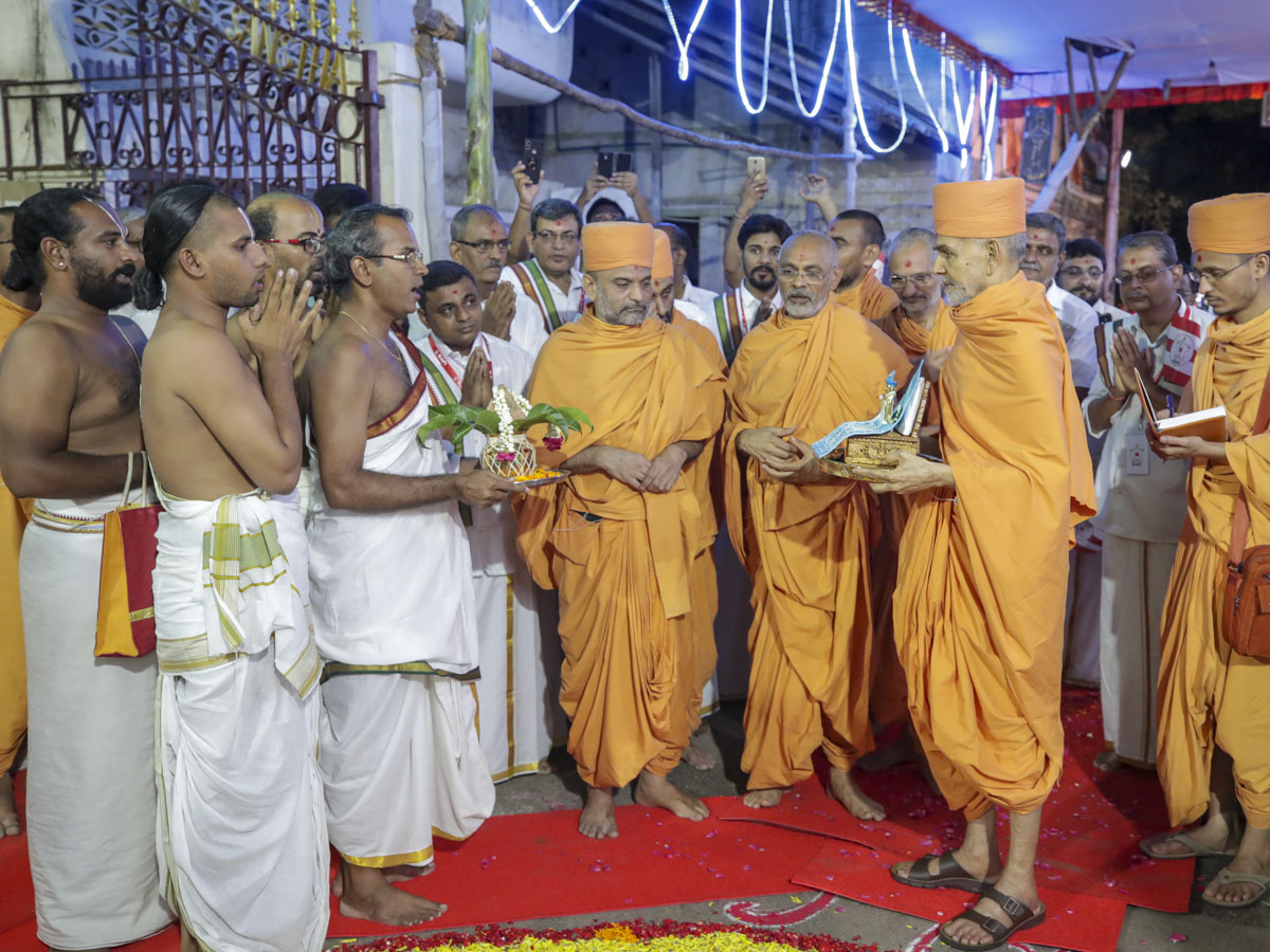 Param Pujya Mahant Swami arrives at BAPS Shri Swaminarayan Mandir, Chennai