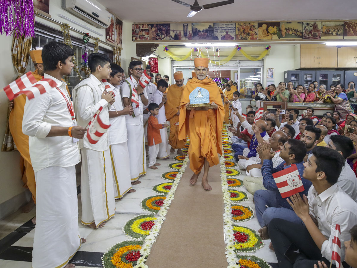 Swamishri arrives in the mandir