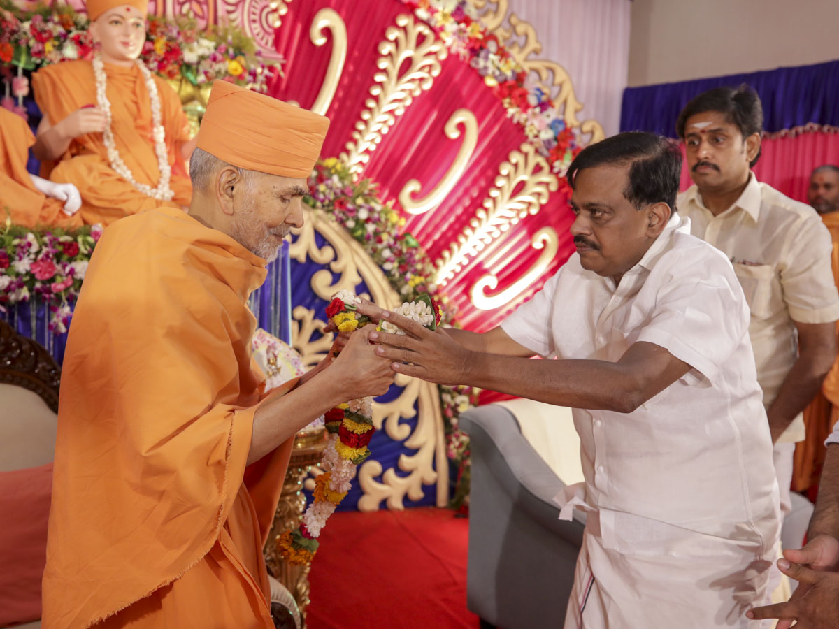 Swamishri greets Shri  R. Ramalingam
