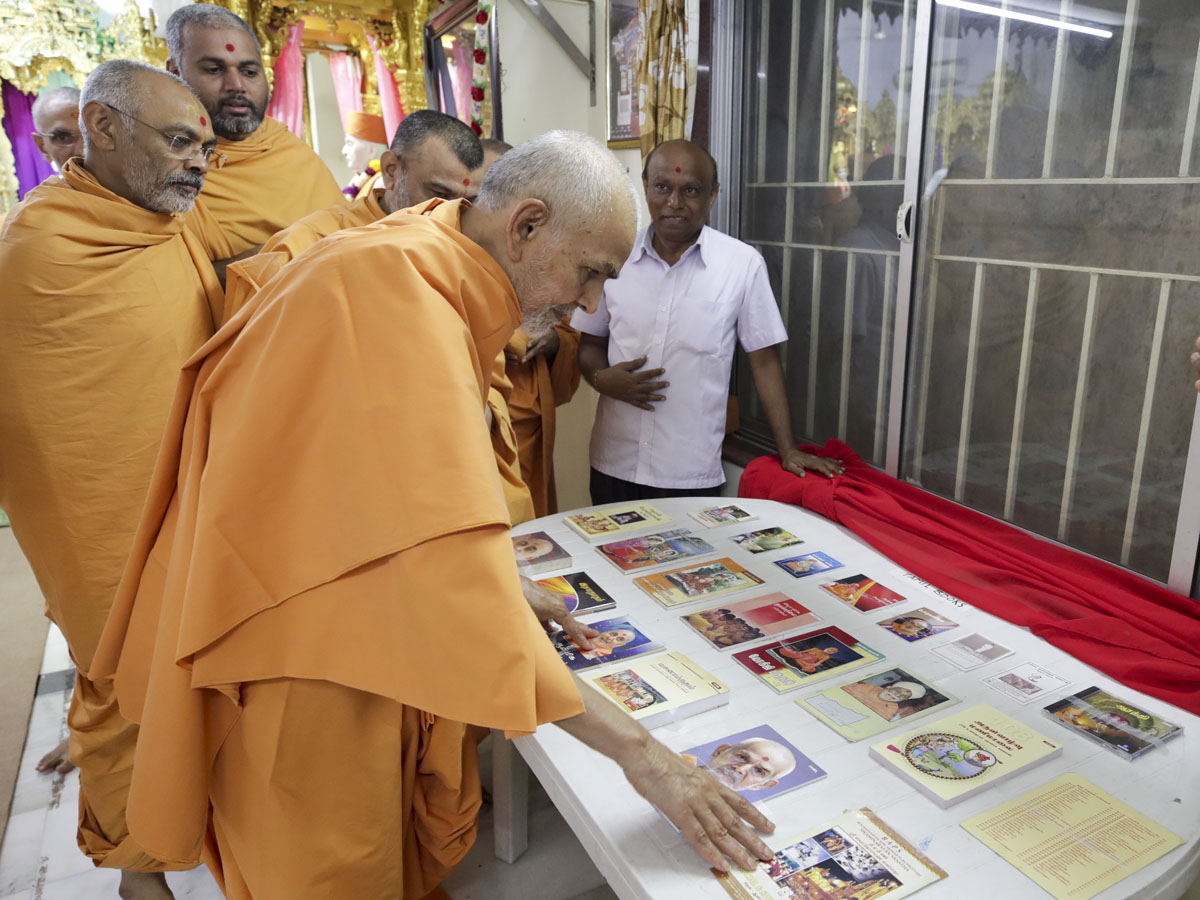 Swamishri sanctifies satsang books