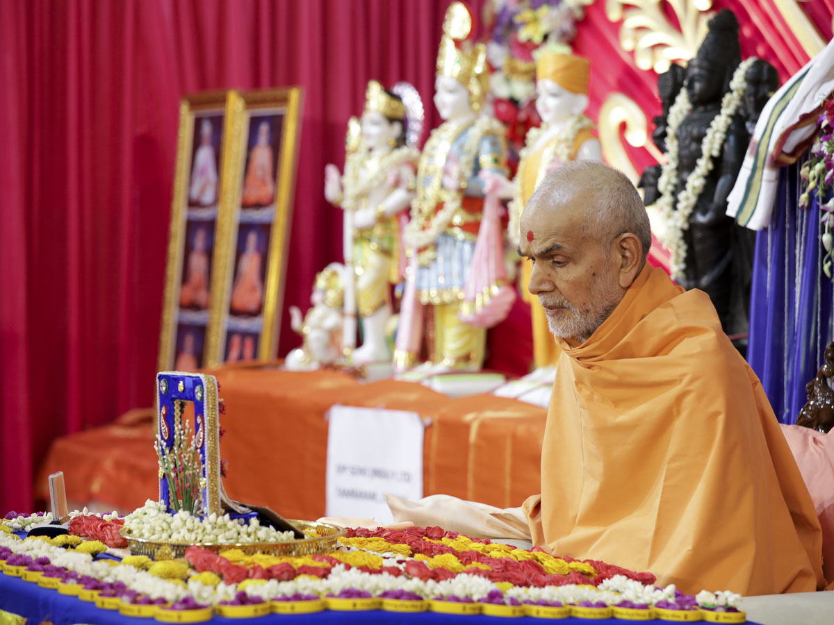 Swamishri performs his morning puja 