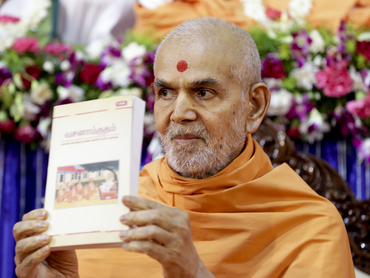 Swamishri inaugurates the Tamil translation of the Vachanamrut 