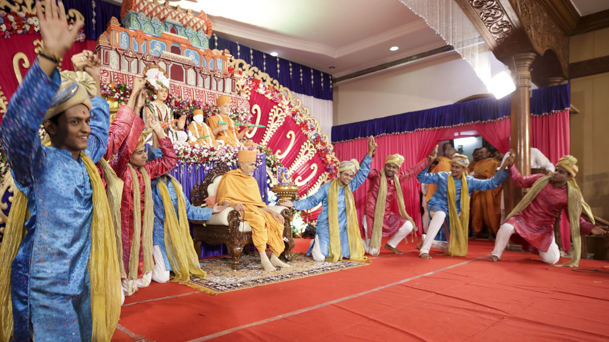 Youths perform a dance in the evening satsang assembly