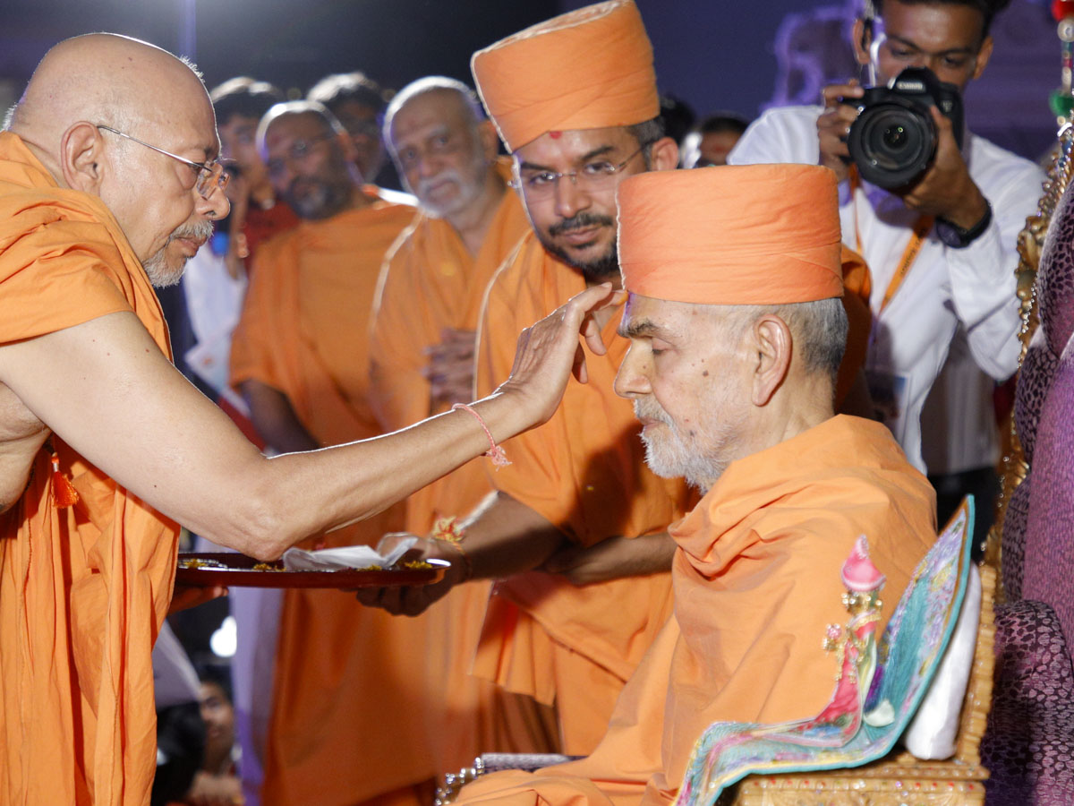 Pujya Tyagvallabh Swami performs pujan of Swamishri