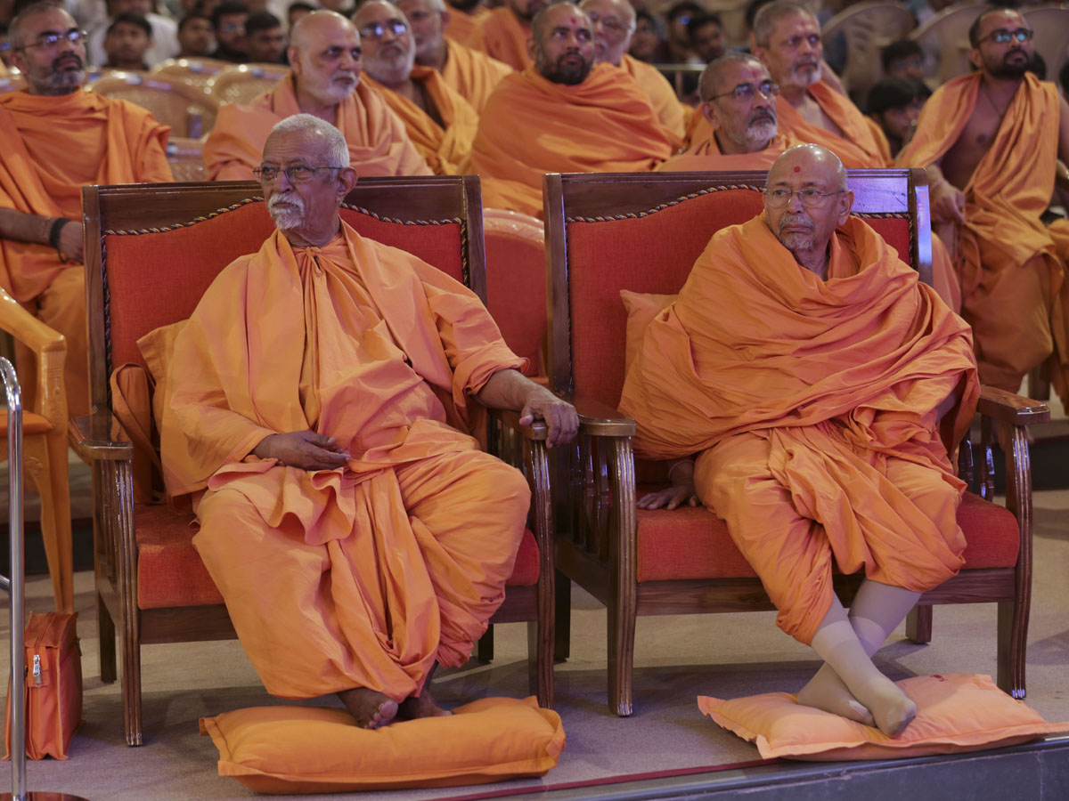 Pujya Swayamprakash Swami (Doctor Swami) and Pujya Tyagvallabh Swami during the assembly