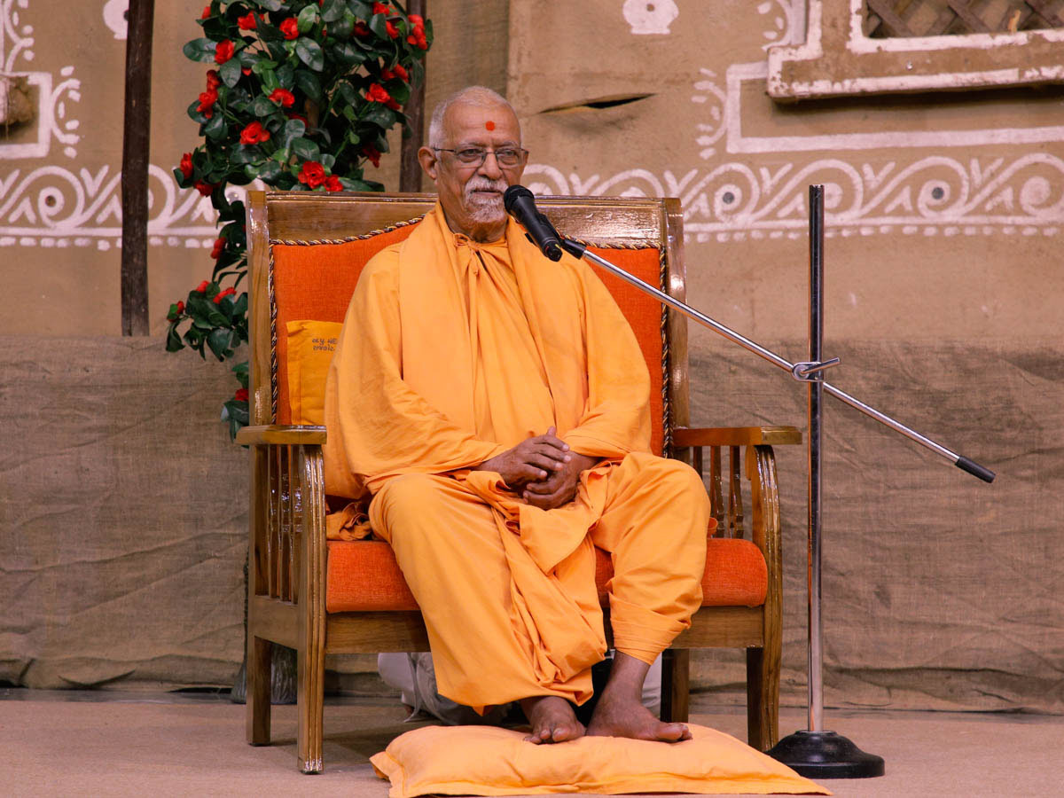 Pujya Swayamprakash Swami (Pujya Doctor Swami) addresses the morning assembly