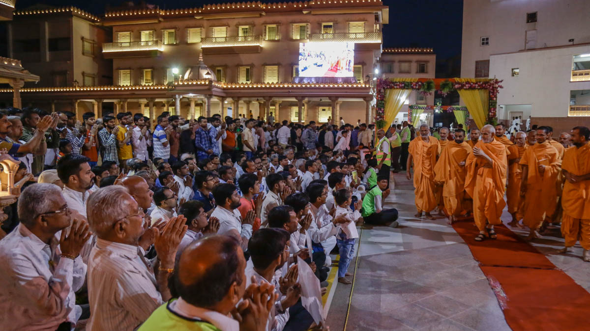 Param Pujya Mahant Swami Maharaj greets devotees with 'Jai Swaminarayan'