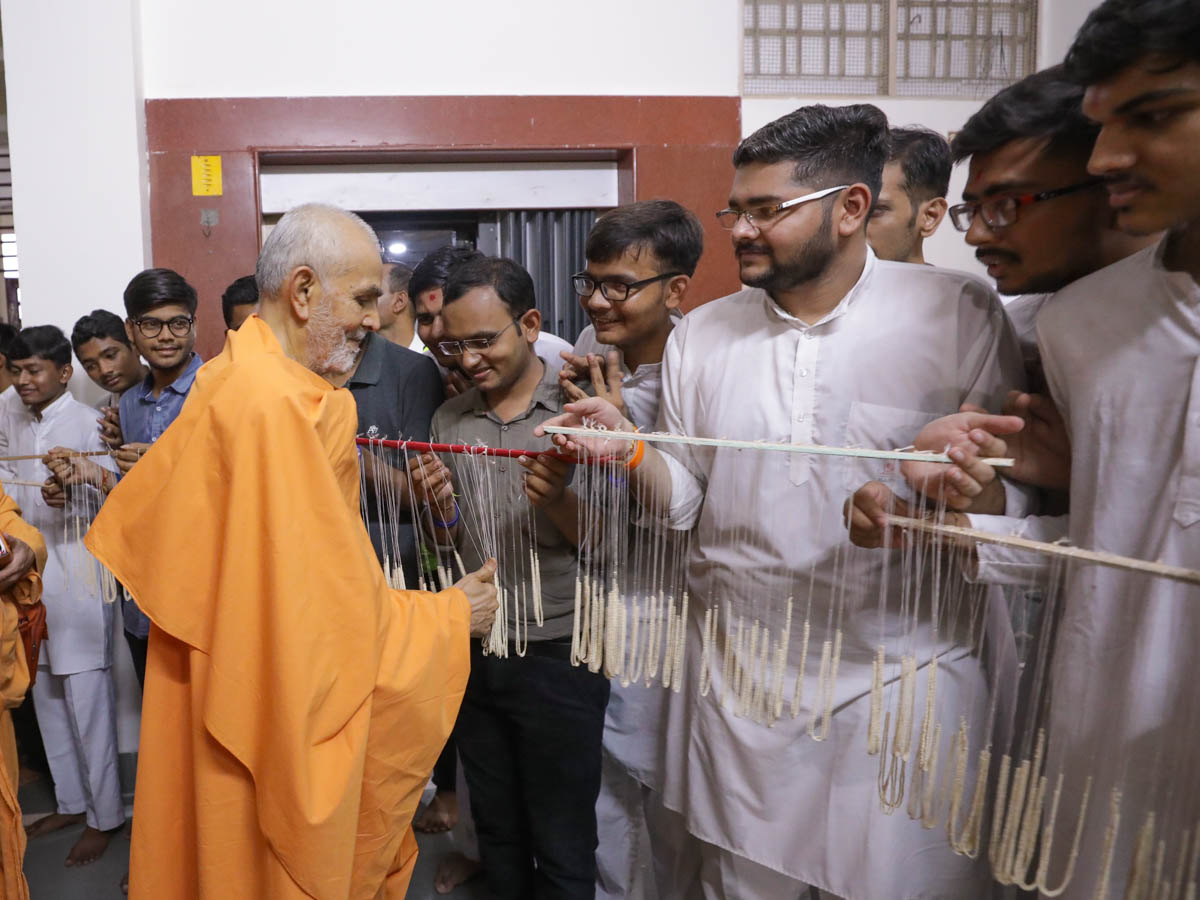 Swamishri sanctifies kanthis 