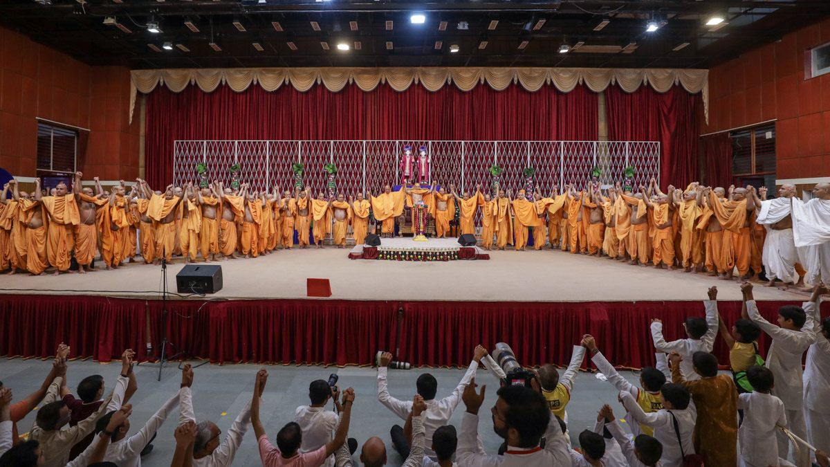 Swamishri, sadhus and devotees join hands in a gesture of unity