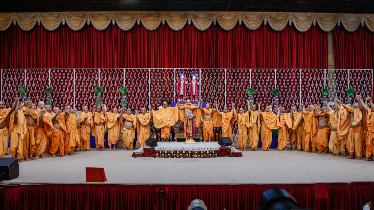 Swamishri and sadhus join hands in a gesture of unity