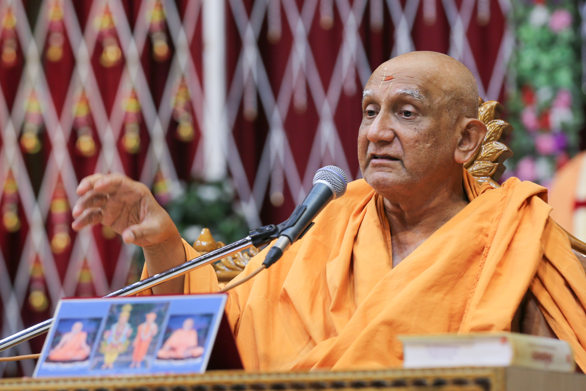 Atmaswarup Swami addresses the morning assembly