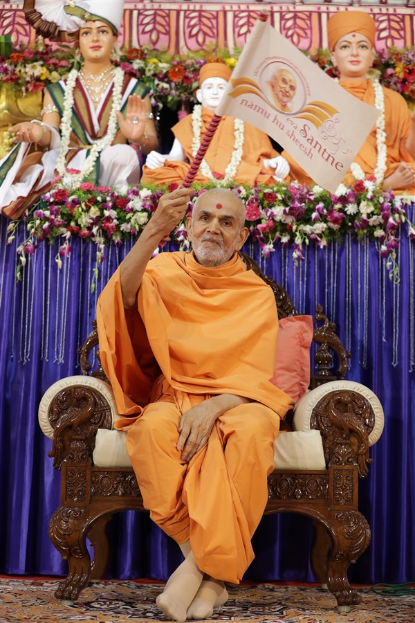 Mahant Swami Maharaj launches the 100 events and sanctifies the flag that will journey across each venue - Chennai, 19 May 2018
