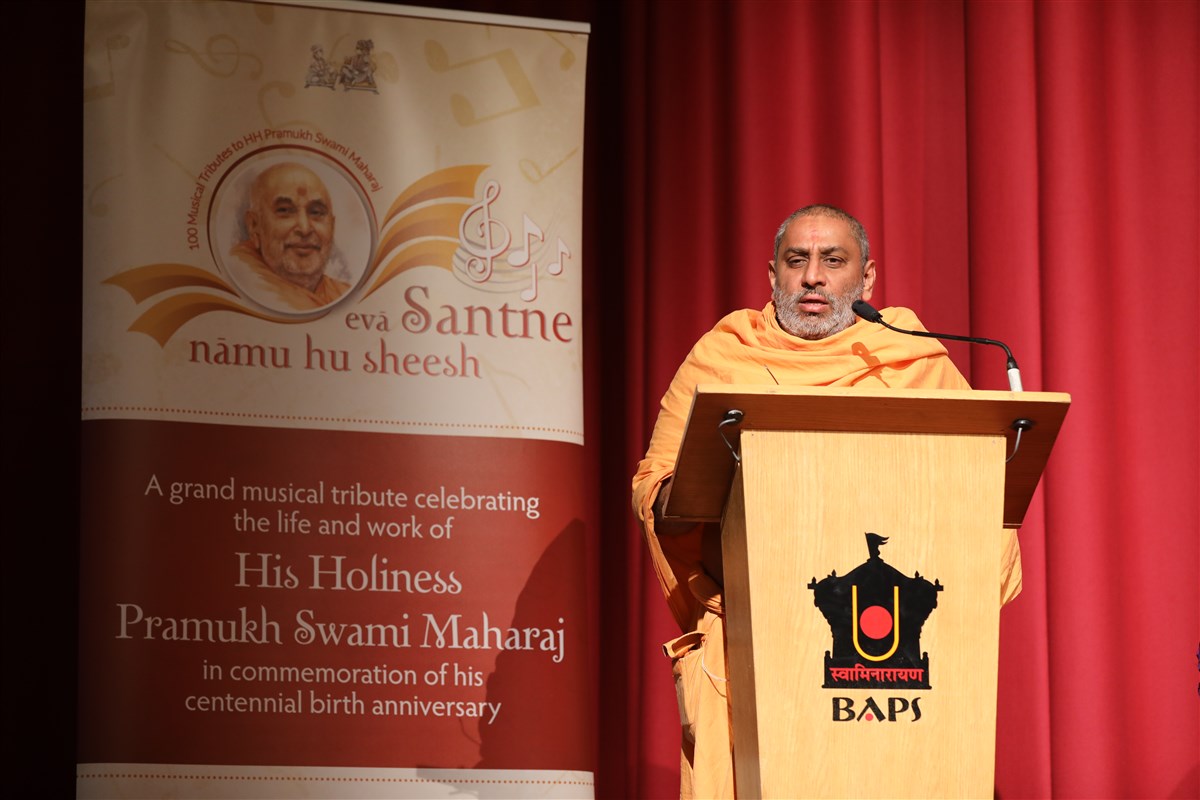 Swamis interspersed the bhajans by sharing personal experiences with Pramukh Swami Maharaj