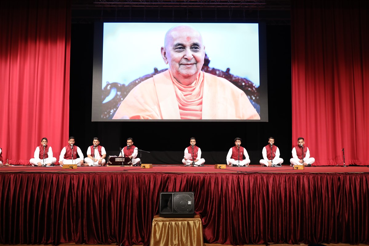 Kishores from around the UK also sang and performed in honour of Pramukh Swami Maharaj