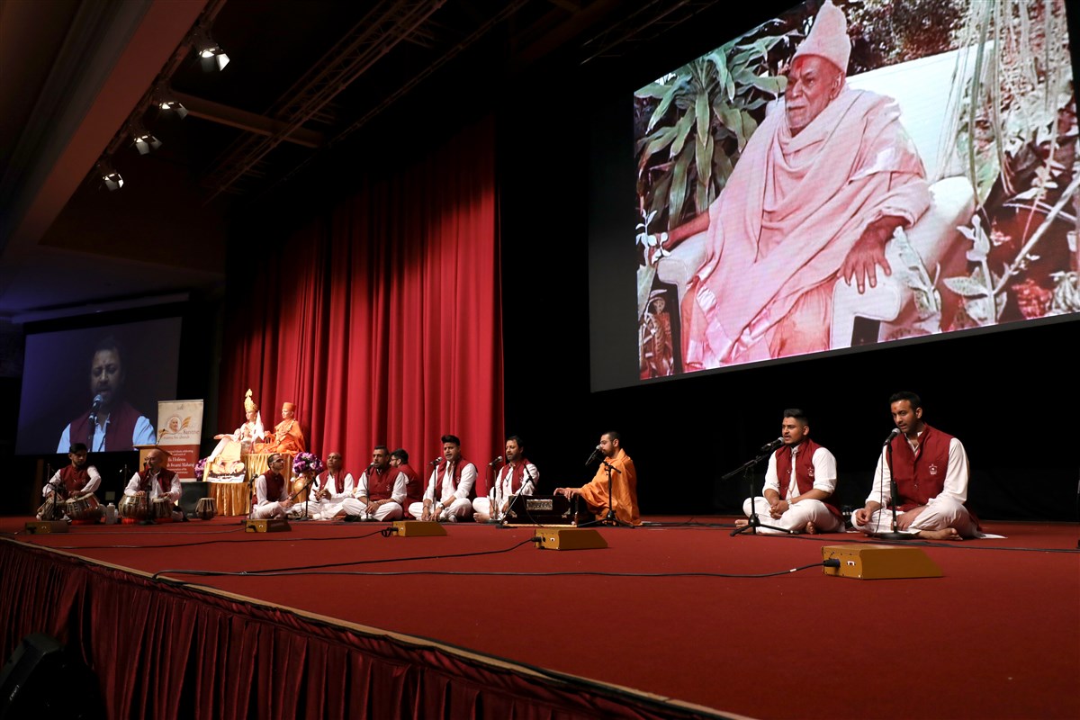 Yuvaks accompanied Gurukirtan Swami