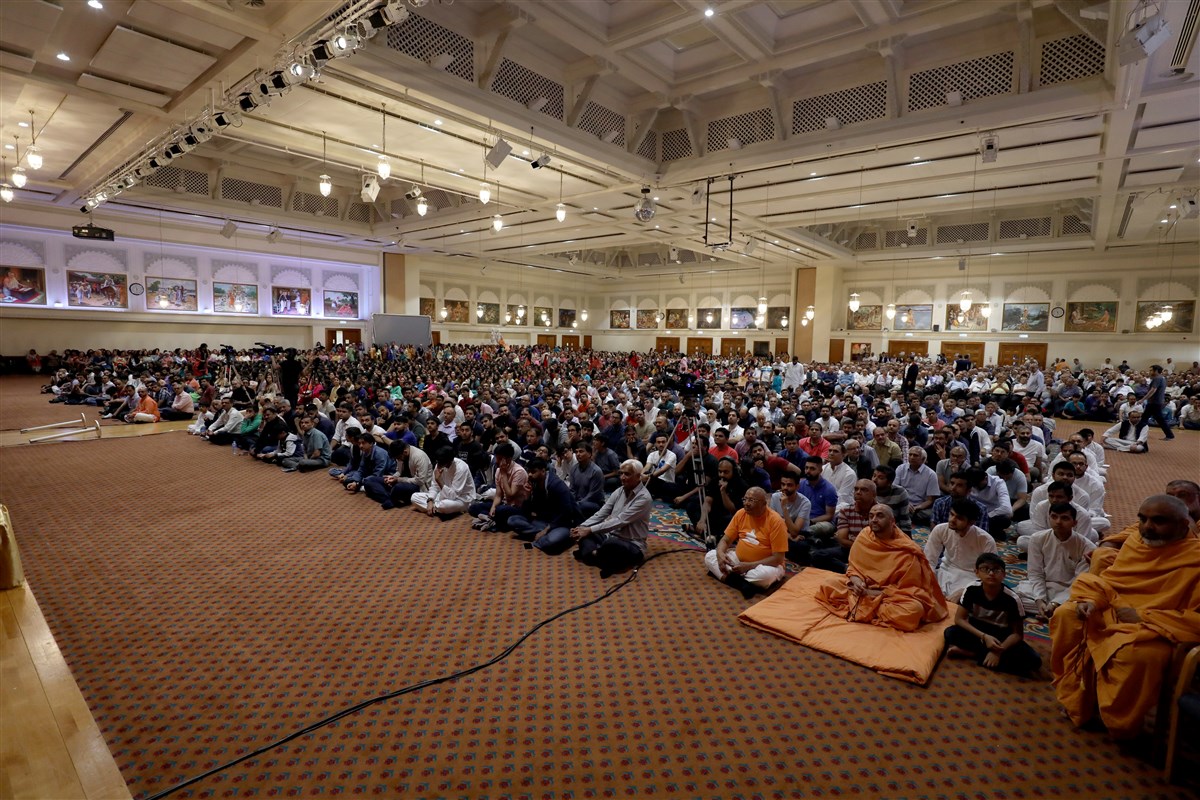 Devotees engrossed in listening to bhajans about Pramukh Swami Maharaj