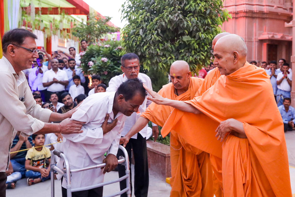 Swamishri blesses an ailing devotee 