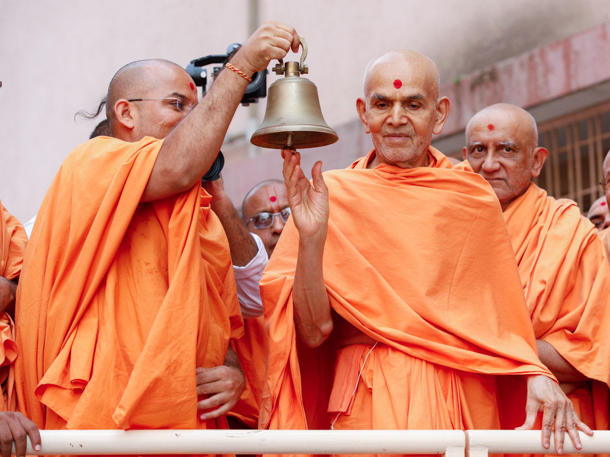 Swamishri rings the bell