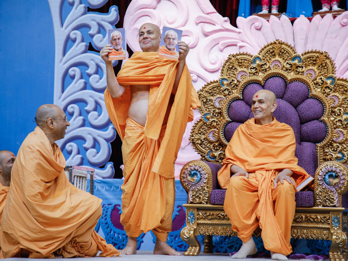 Pujya Viveksagar Swami inaugurates an English print publication: Mahant Swami Maharaj - An Epitome of Saintliness