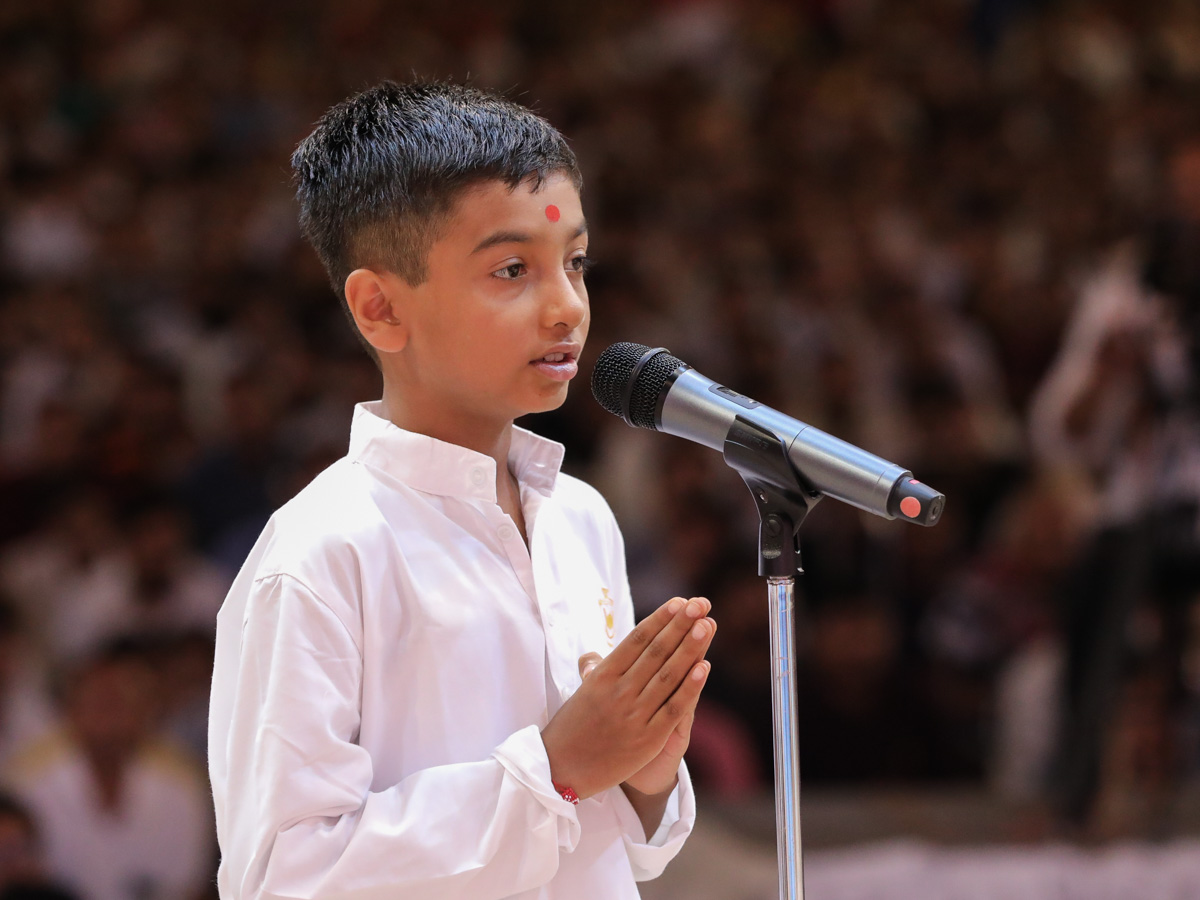 A child presents before Swamishri 