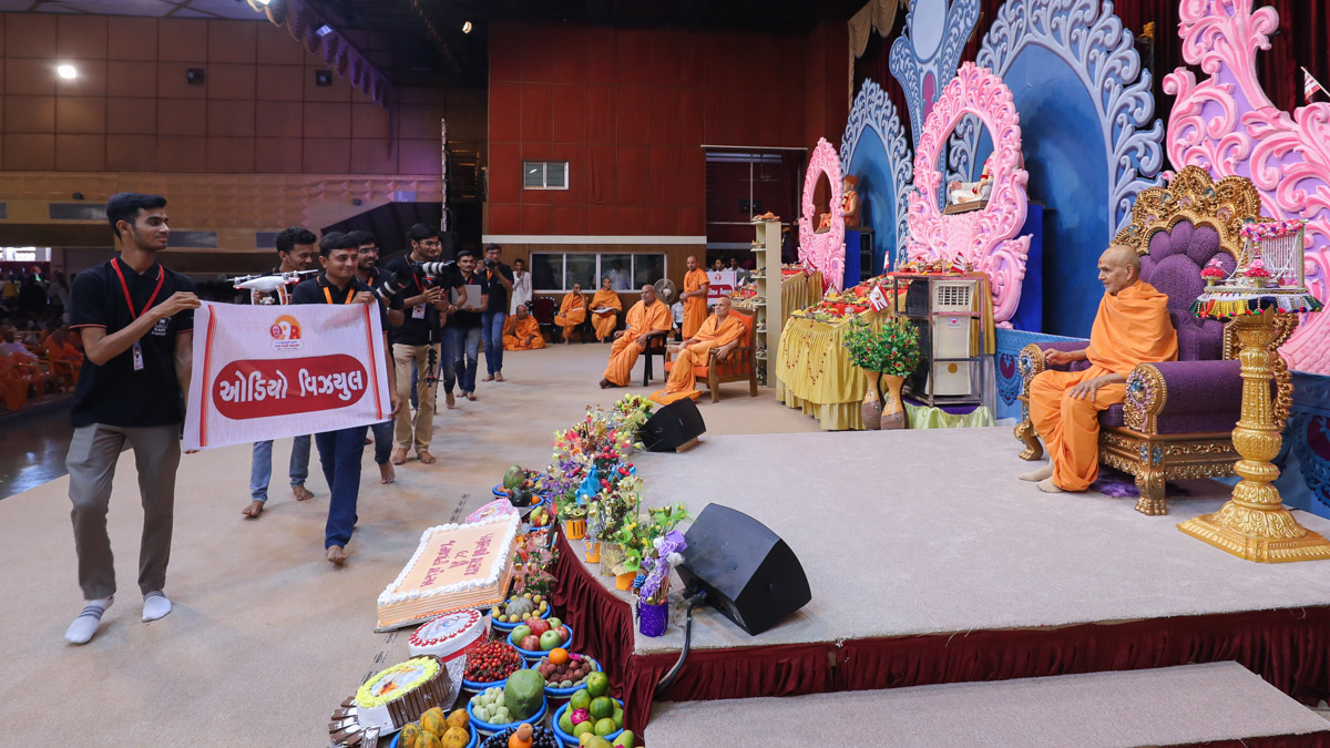 Swamishri blesses volunteers of the various departments