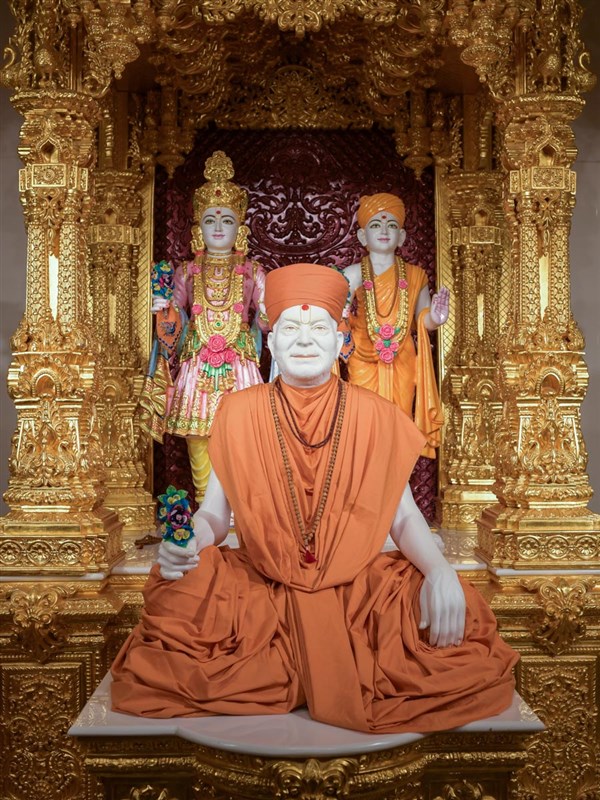 Shri Akshar-Purushottam Maharaj and Brahmaswarup Yogiji Maharaj in the Smruti Mandir