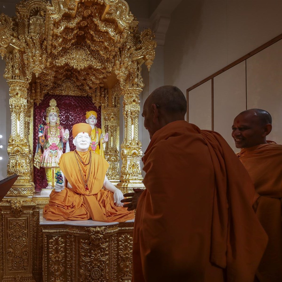 Swamishri engrossed in darshan at Yogi Smruti Mandir