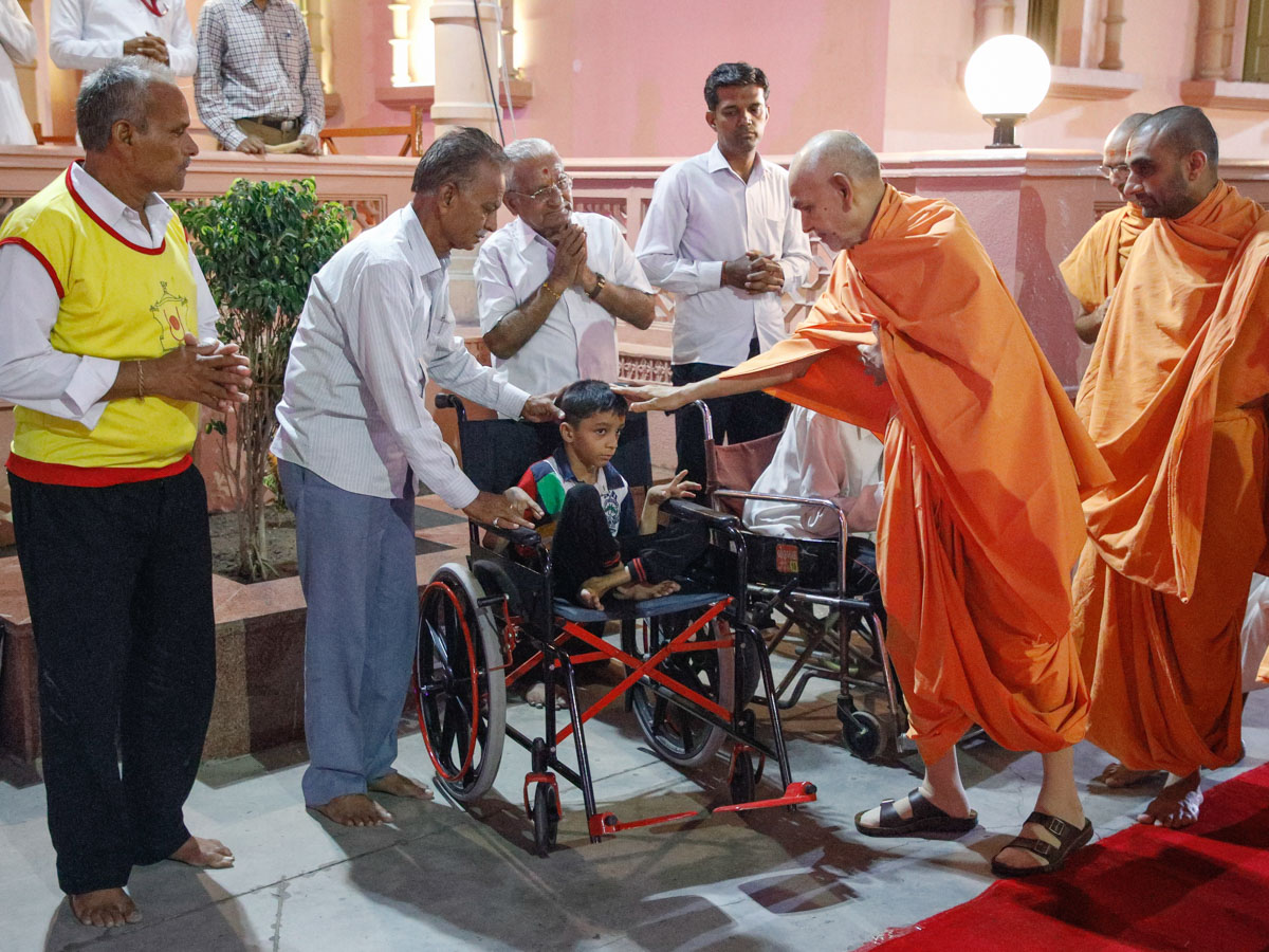 Param Pujya Mahant Swami Maharaj blesses an ailing child