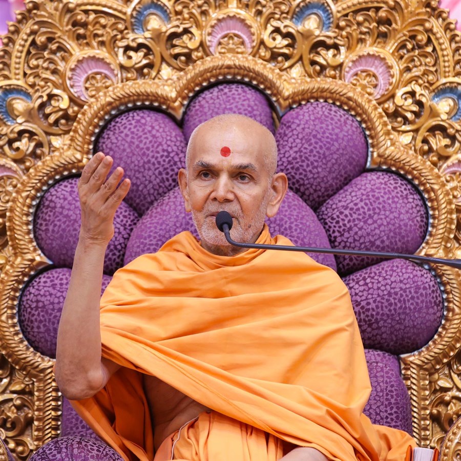 Swamishri blesses the assembly 