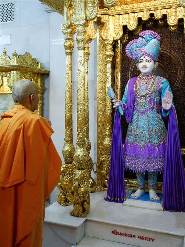 Swamishri engrossed in darshan of Shri Ghanshyam Maharaj before departing from Rajkot