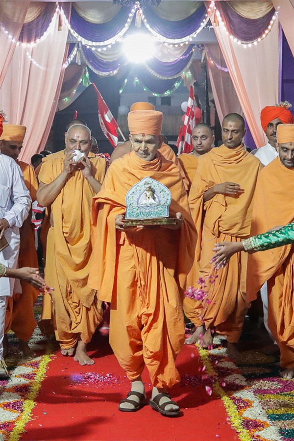 Param Pujya Mahant Swami Maharaj arrives at BAPS Shri Swaminarayan Mandir, Limbdi