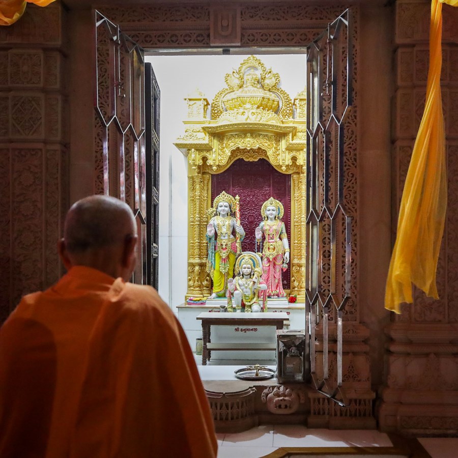 Swamishri engrossed in darshan of Shri Sita-Ram Dev