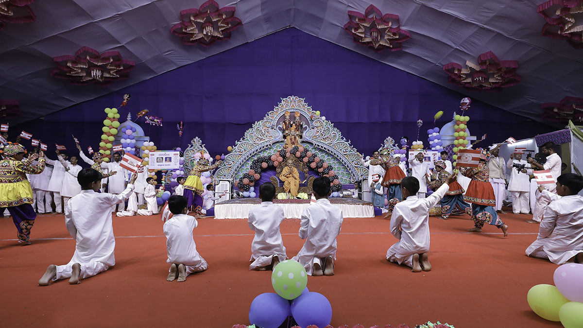 Children perform before Swamishri 