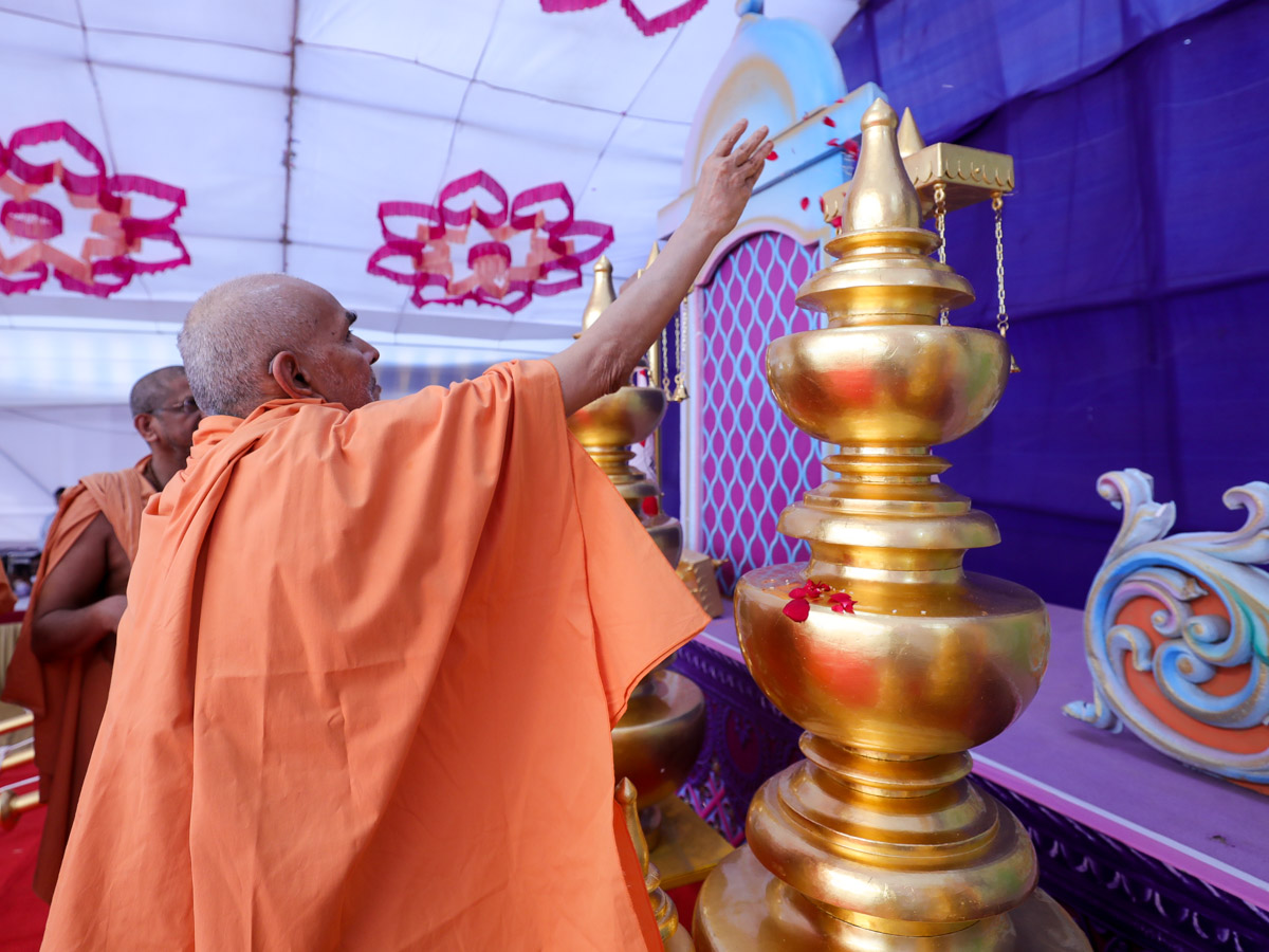 Swamishri performs pujan of kalashes for BAPS Shri Swaminarayan Mandir, Eldoret, Kenya