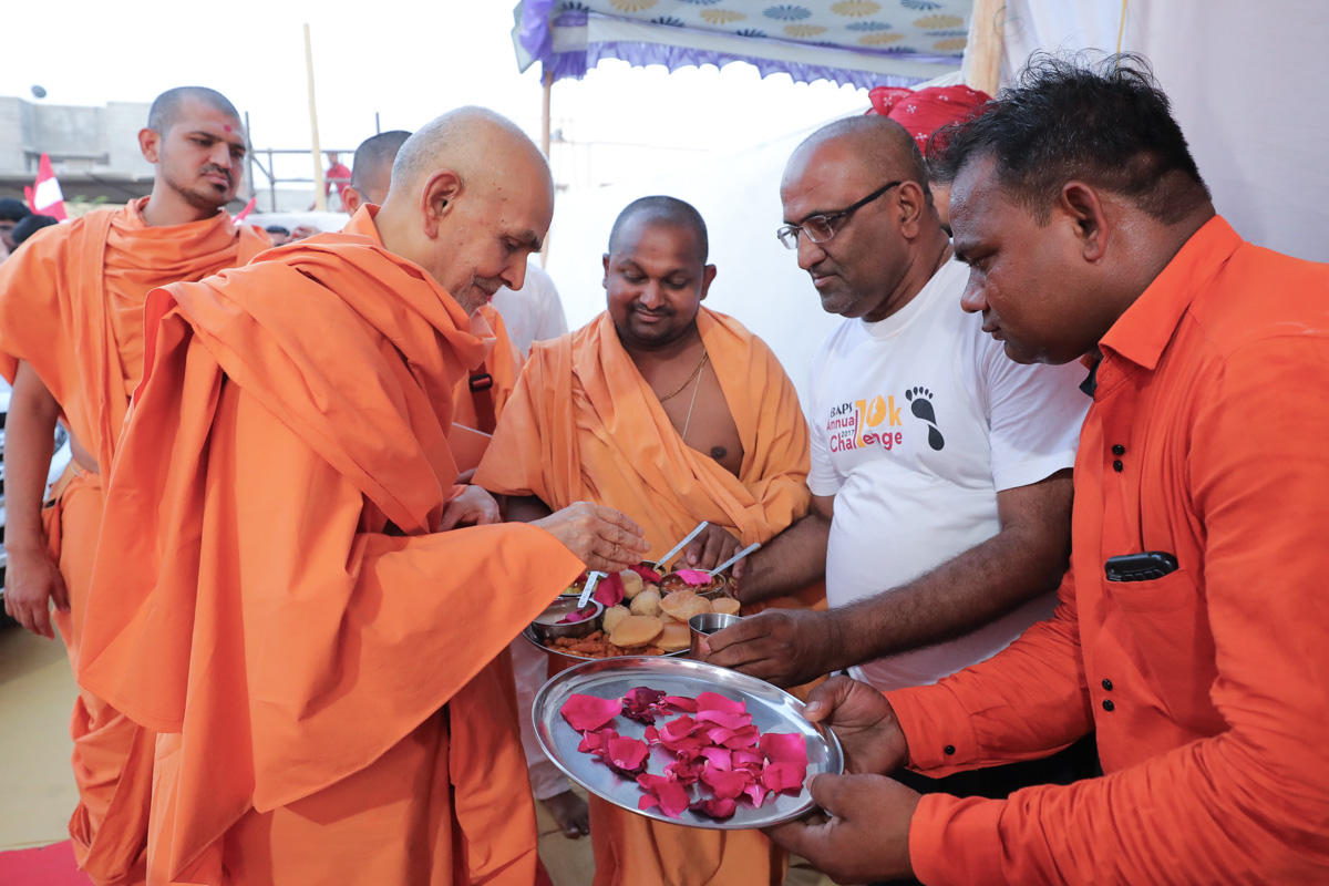 Swamishri sanctifies prasad for devotees in the evening
