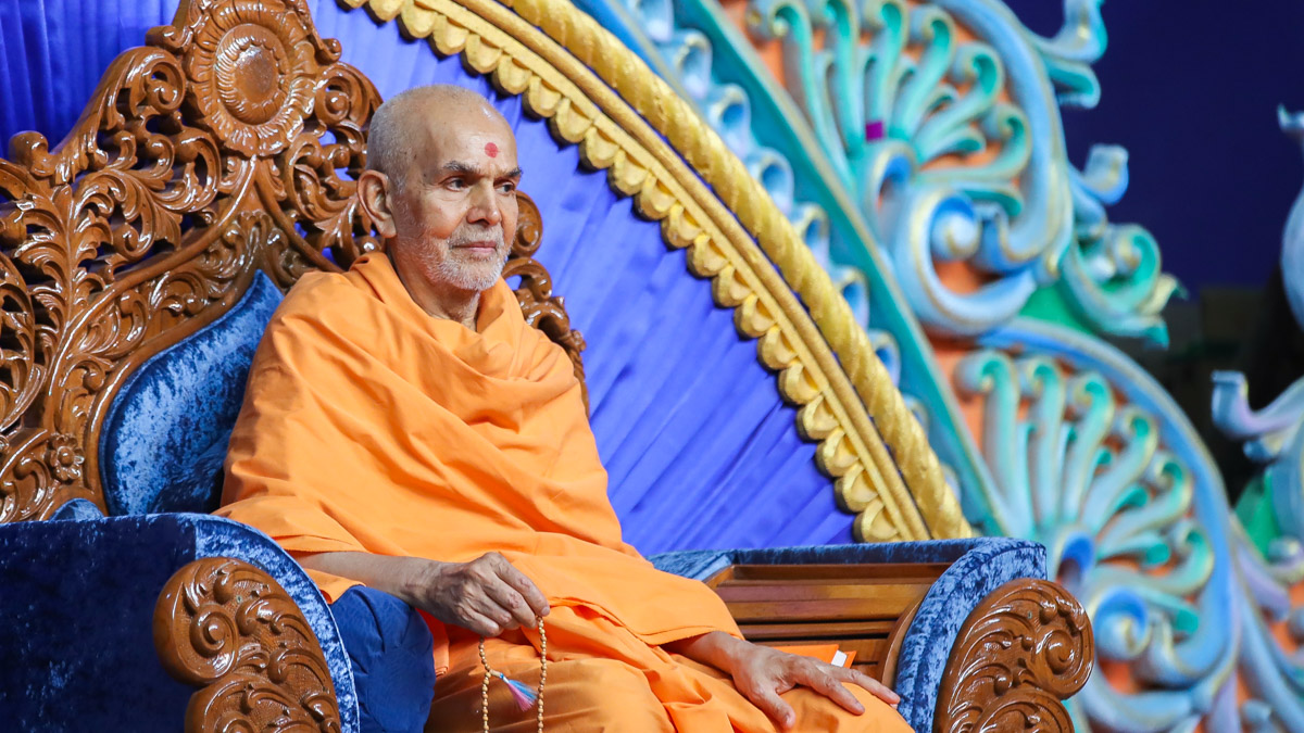 Swamishri during the evening Yuva Din assembly