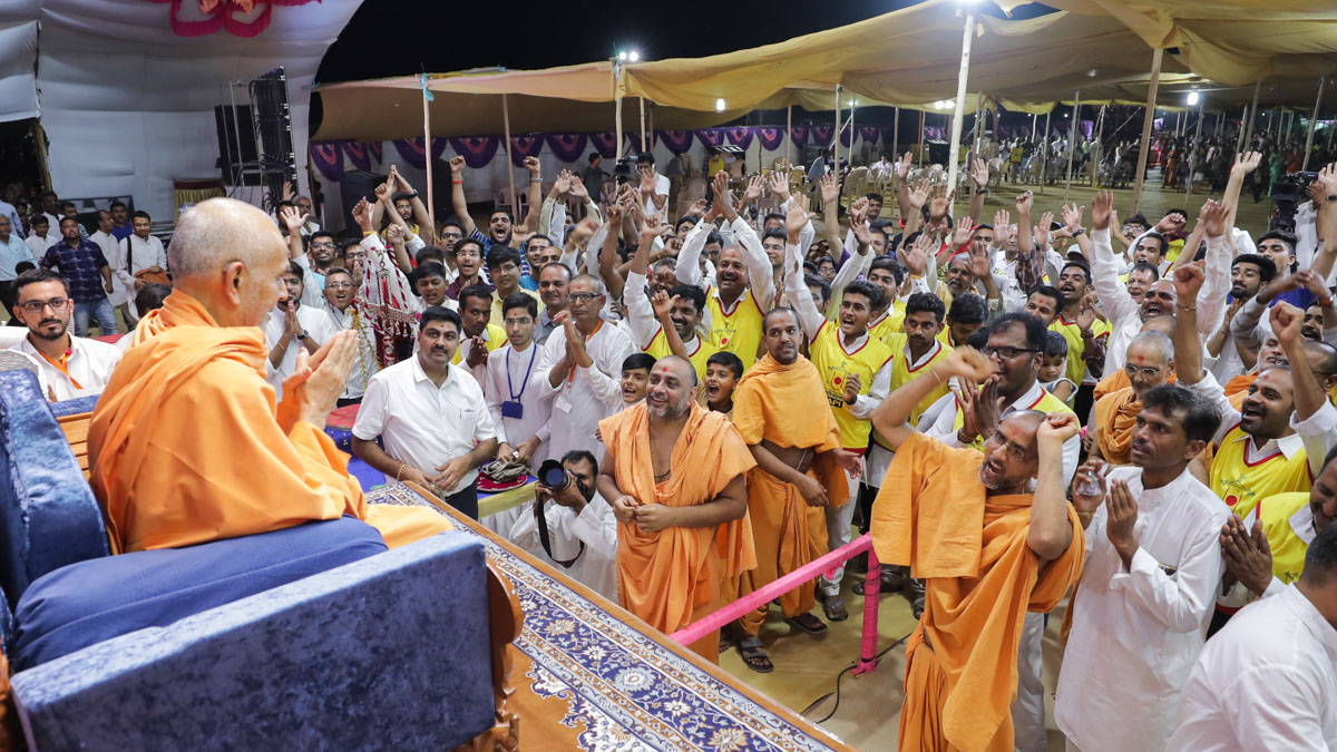 Devotees and volunteers joyously engaged in darshan of Swamishri