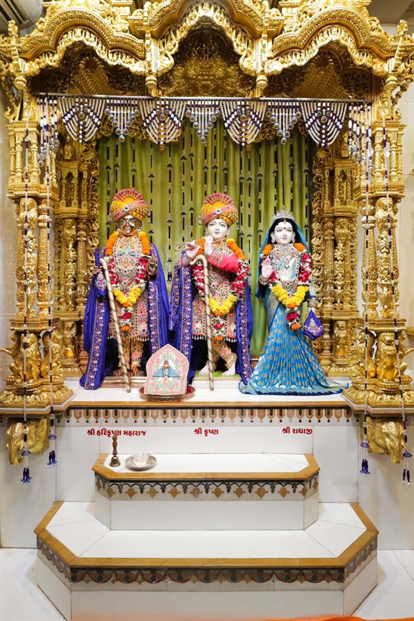 Shri Harikrishna Maharaj and Shri Radha-Krishna Dev 