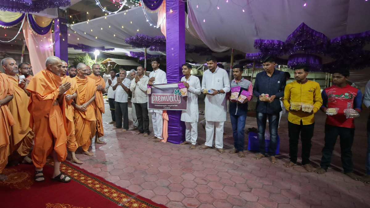 Premvati staff doing darshan of Swamishri