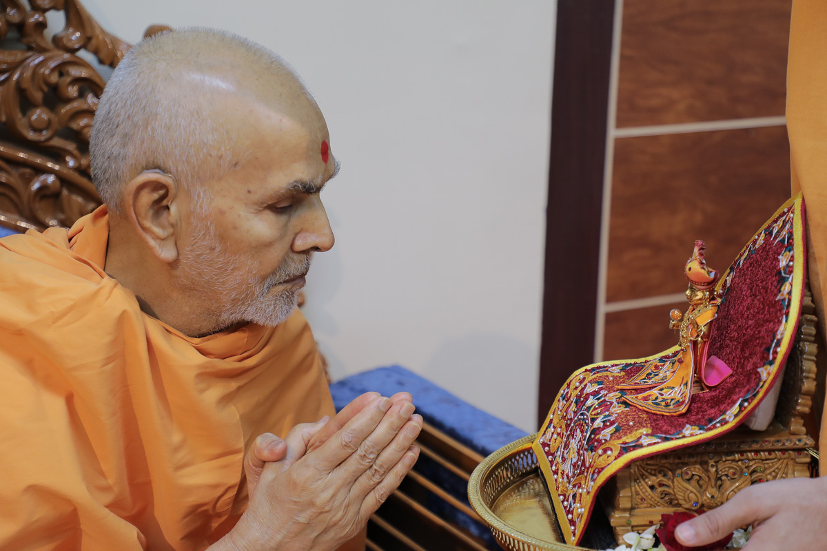 Swamishri engrossed in darshan of Shri Harikrishna Maharaj