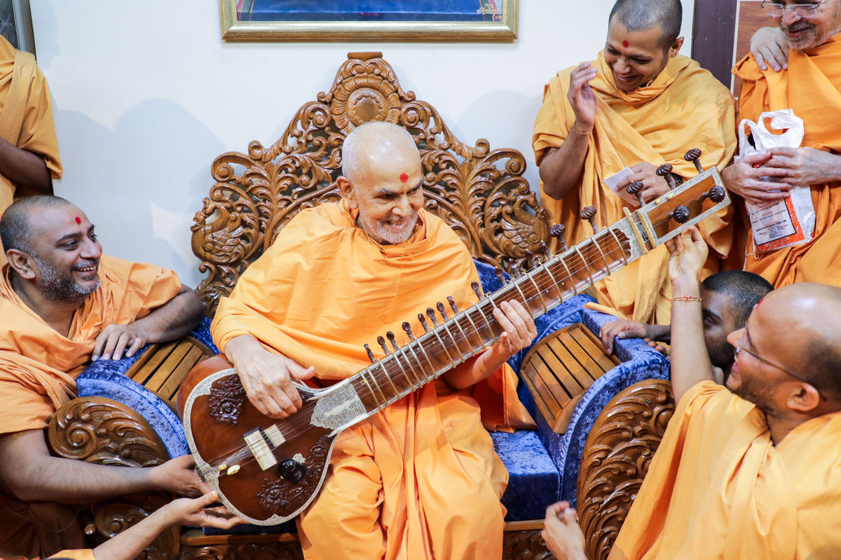 Swamishri sanctifies a sitar