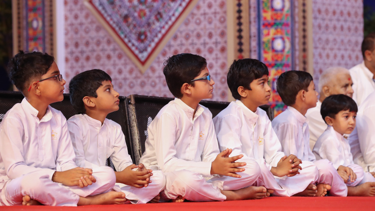 Children doing Swamishri's puja darshan
