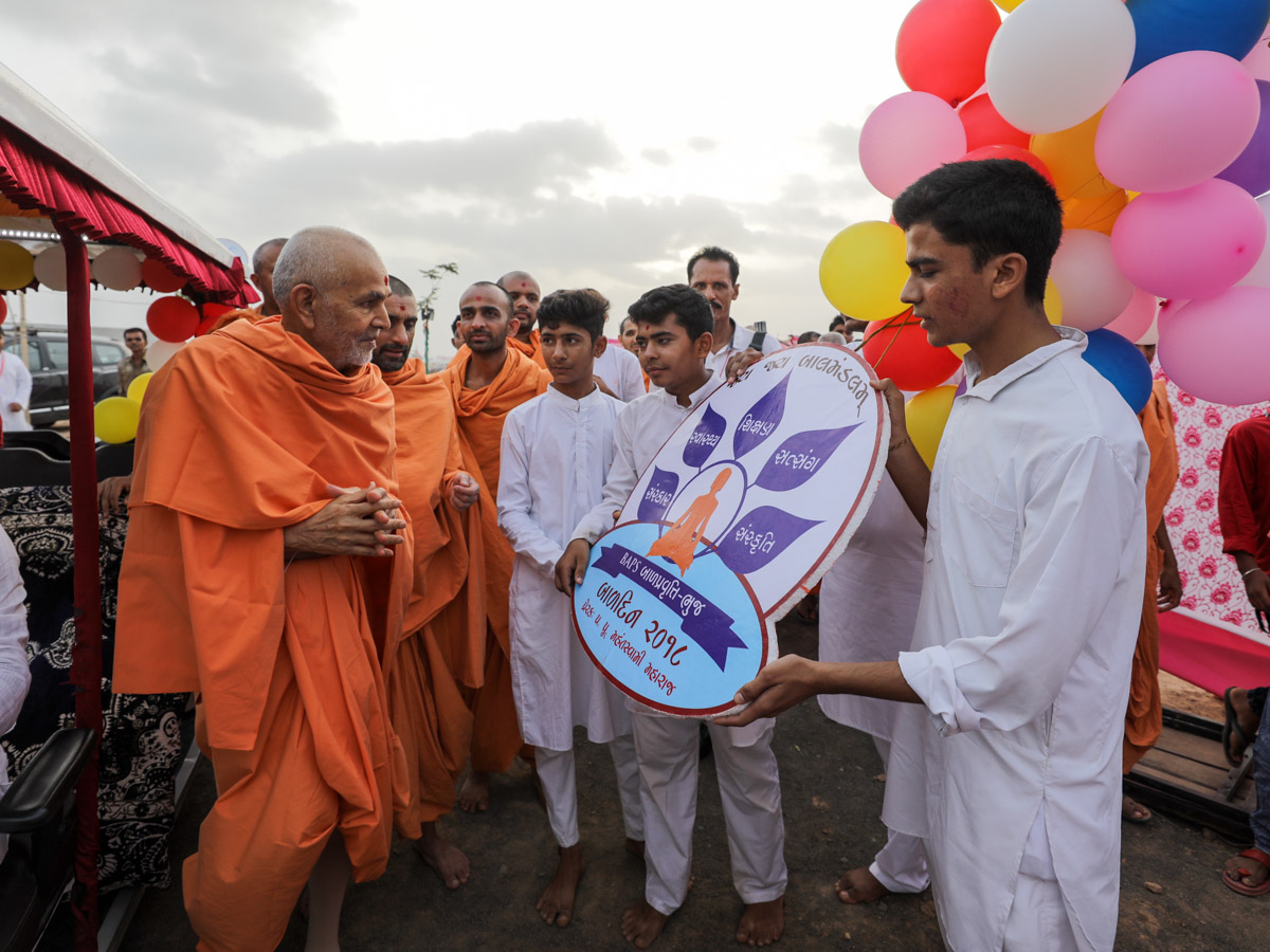 Swamishri sanctifies balloons